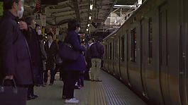 在站台上等候的乘客