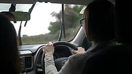 女子駕駛汽車(chē)2
