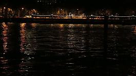 泰晤士河在夜間