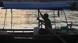 silhoutted人傳統(tǒng)的越南船