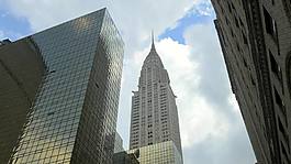 云層在克萊斯勒大廈上空快速移動。