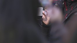 在東京使用相機的年輕夫婦
