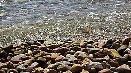 海浪沖擊海灘。