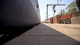 列車在鐵路站臺旁運行