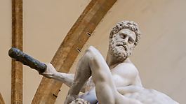 淘金在大力神半人馬雕像佛羅倫薩