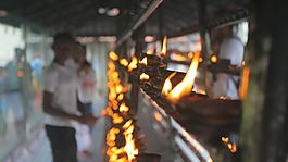 斯里蘭卡寺廟燃燒蠟燭