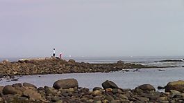 在海邊攀巖