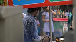 準備印度傳統街頭食品的人