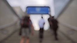 離開火車站的人不集中注意力的鏡頭