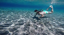 實拍人物海底潛水視頻素材