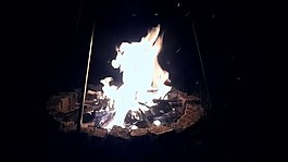 冬天黑夜里熊熊燃燒的火柴堆實拍視頻