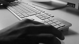 黑白動態手指敲擊鍵盤工作視頻實拍