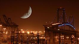 城市夜景月球照耀延時攝影素材
