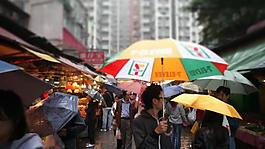 雨天城市街道人物視頻素材