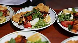实拍桌子上的美味佳肴视频素材