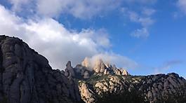 實拍山頂上云霧繚繞視頻素材
