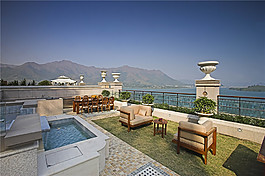 歐式現(xiàn)代風(fēng)格大露臺室外裝修效果圖