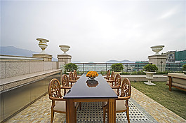 歐式風(fēng)格草坪陽臺室內(nèi)裝修效果圖