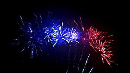 夜空中紅藍(lán)煙花次第綻放視頻素材