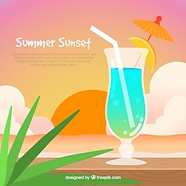 日落背景下的夏季雞尾酒