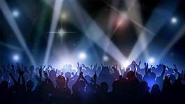 音樂現(xiàn)場舉手歡呼的人群