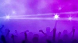 音樂中舉手歡呼的人群