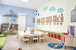 現代幼兒園墻飾工裝設計效果圖
