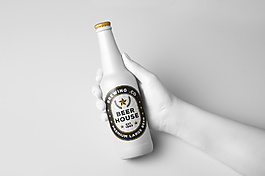 手握酒瓶的实物图