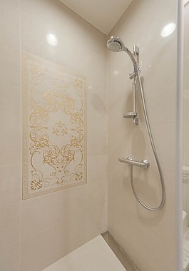 現(xiàn)代時(shí)尚金色花紋背景墻浴室室內(nèi)裝修效果圖