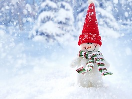 雪地上的小雪人玩偶背景圖片素材