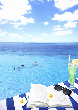 唯美藍(lán)色海洋游泳旅游海報背景素材