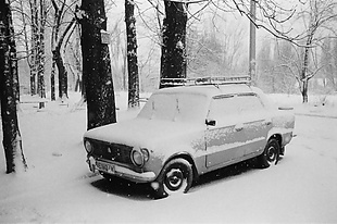 冬季積雪覆蓋的汽車