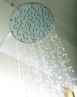 淋浴莲蓬头特写图片