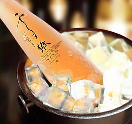 水滴从冰酒上滑下图片