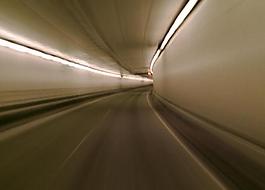 汽车在城市的夜晚疾驰图片