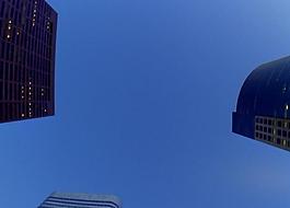 汽车在城市的夜晚疾驰图片