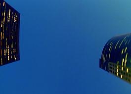 汽车在城市的夜晚疾驰图片