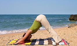 海边做瑜伽的女人图片