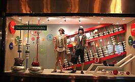 橱窗中的模特图片