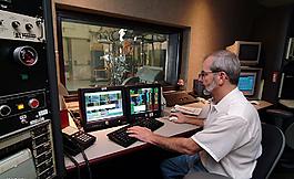 男性 科技 办公 计算机图片