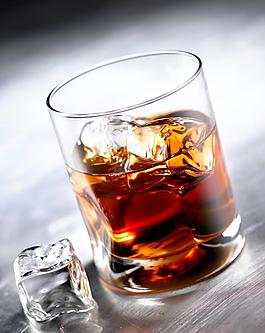 酒杯和冰块图片