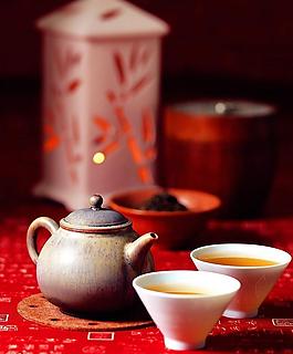 黑瓷壶与白瓷杯图片