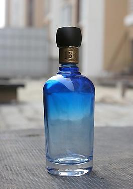兰色的漂亮酒瓶图片