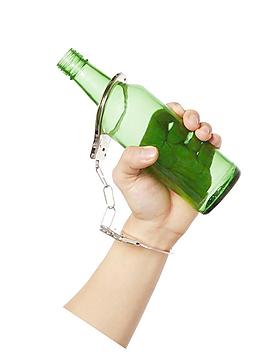 手拿酒瓶图片