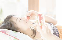 吃草莓图片