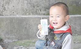 可爱宝宝 毛毛喝牛奶之好牛奶图片