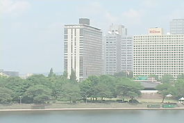 缩放到列车在Fort Pitt桥股票视频旅行