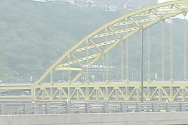 Fort Pitt桥从Fort Pitt隧道股份的录像