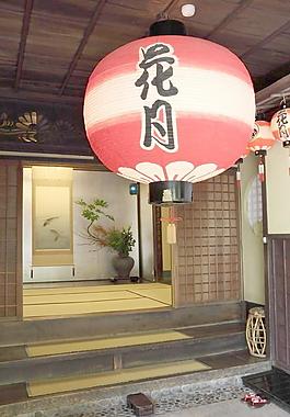 日本酒店前的古式吊灯