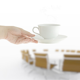 在女人手中的咖啡杯在会议桌的背景